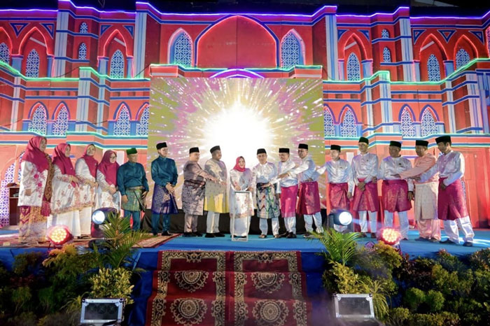 Bupati Bengkalis Kasmarni menekan tombol tanda pembukaan MTQ ke-21 tingkat Kecamatan Pinggir.