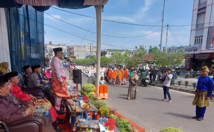Camat Mandau Riki Rihardi melepas peserta Pawai Ta