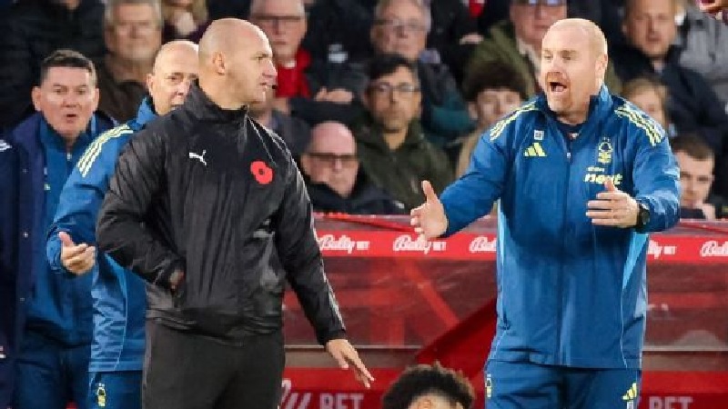 Manajer Nottingham Forest, Sean Dyche, marah dengan keputusan wasit yang menyebabkan gol pembuka Manchester United.