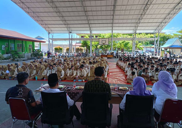 Ratusan siswa SMAN 1 Bukit Batu sangat antusias mengikuti kegiatan sosialisasi dan edukasi anti perundungan serta pergaulan bebas bersama Komnas PA Bengkalis di SMAN 1 Bukit Batu, Ahad (2/11/2025)
