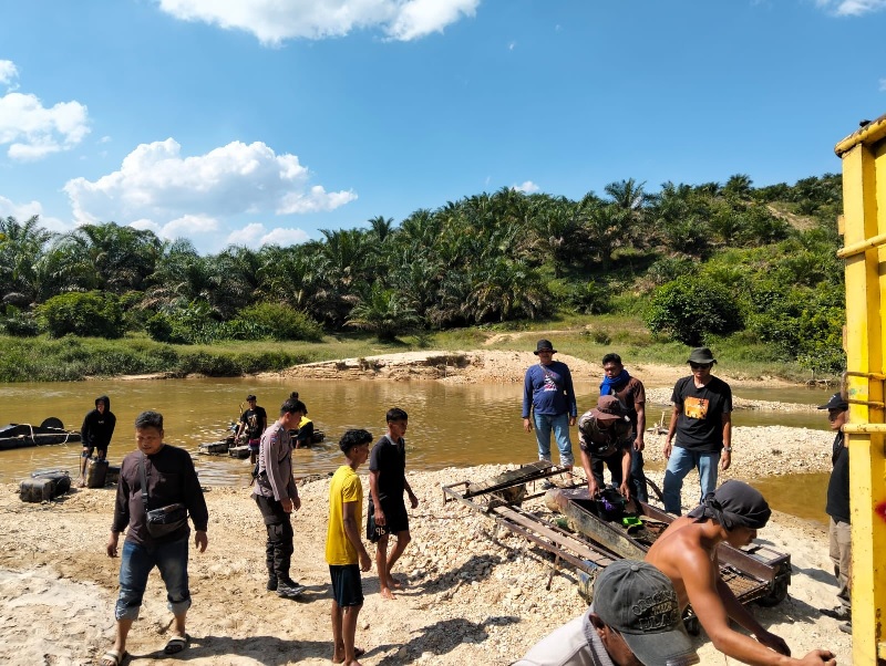 Petugas dibantu masyarakat saat mengangkut rakit Penambangan Emas Ilegal Tanpa Izin (PETI) di Sungai Setingkai, Kabupaten Kampar.