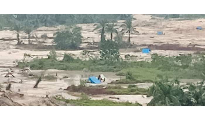Aktivitas PETI di Sungai Batang Nalo, Desa Pantai Kecamatan Kuantan Mudik, Ahad (2/11/2025) masih berlangsung.