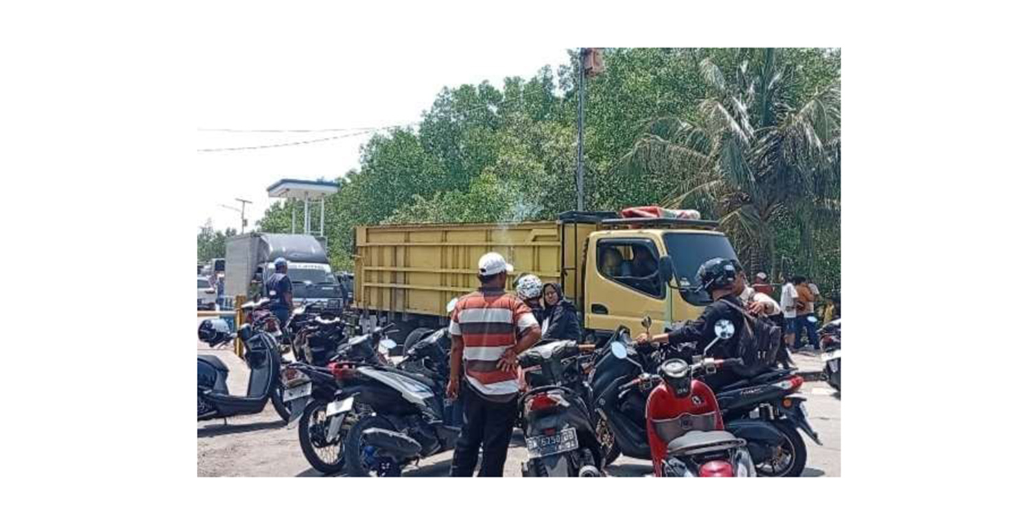 Antrean panjang kendaraan di dermaga Air Putih Bengkalis , Ahad (2/11/2025) sore.  Antrean ini terjadi karena hanya satu unit kapal Ro-Ro yang melayani penyeberangan.