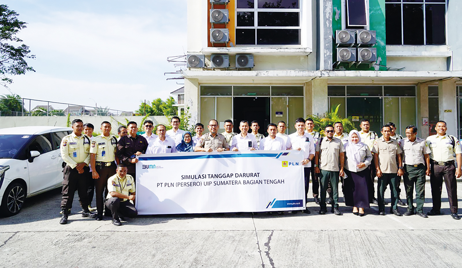 Tim PT PLN UIP Sumbagteng foto bersama di sela kegiatan Pengenalan Kejadian Tanggap Darurat Bencana dan Keselamatan Kerja.