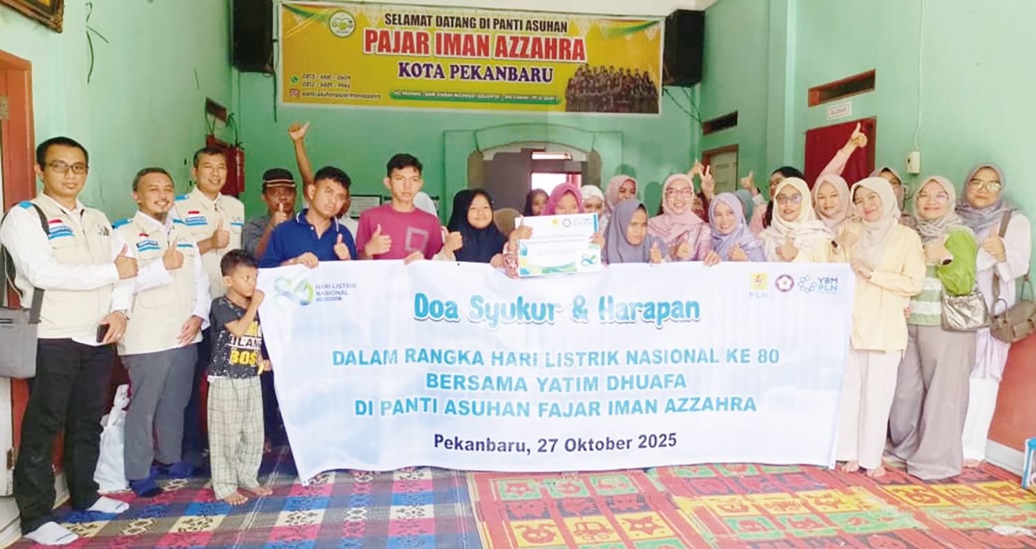 PLN UIP Sum&shy;bagteng foto bersama YBM PLN dan PIKK PLN UIP Sum&shy;bagteng di Panti Asuhan Fajar Iman Azzahra, Pe&shy;kanbaru, Senin (27/10/2025).
