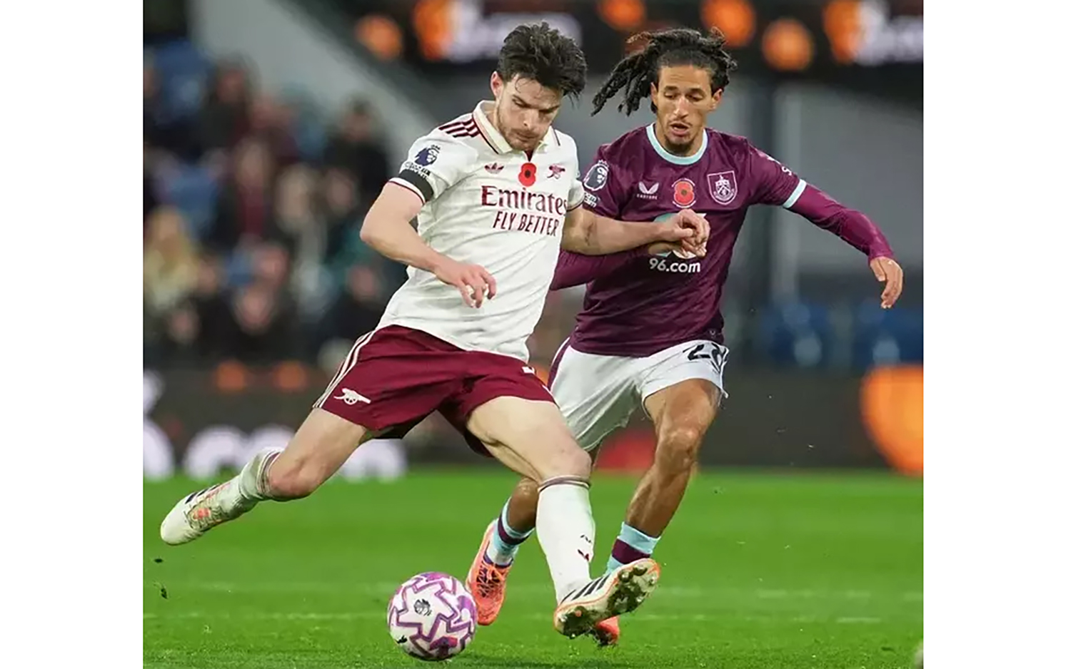 Gelandang Arsenal Declan Rice (kiri) dikawal pemain Burnley pada laga Liga Inggris, Sabtu (1/11/2025) malam.