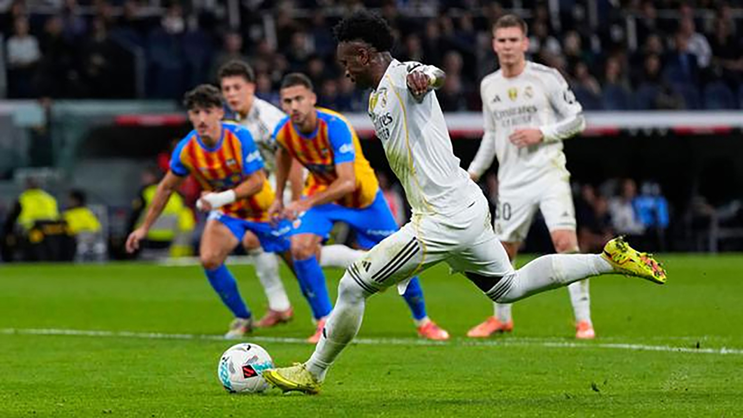 Penyerang Real Madrid, Vinicius Junior, mengeksekusi tendangan penalti dalam pertandingan La Liga Spanyol antara Real Madrid dan Valencia di Madrid, Spanyol, Sabtu (1/11/2025). Vini gagal dalam eksekusinya itu.