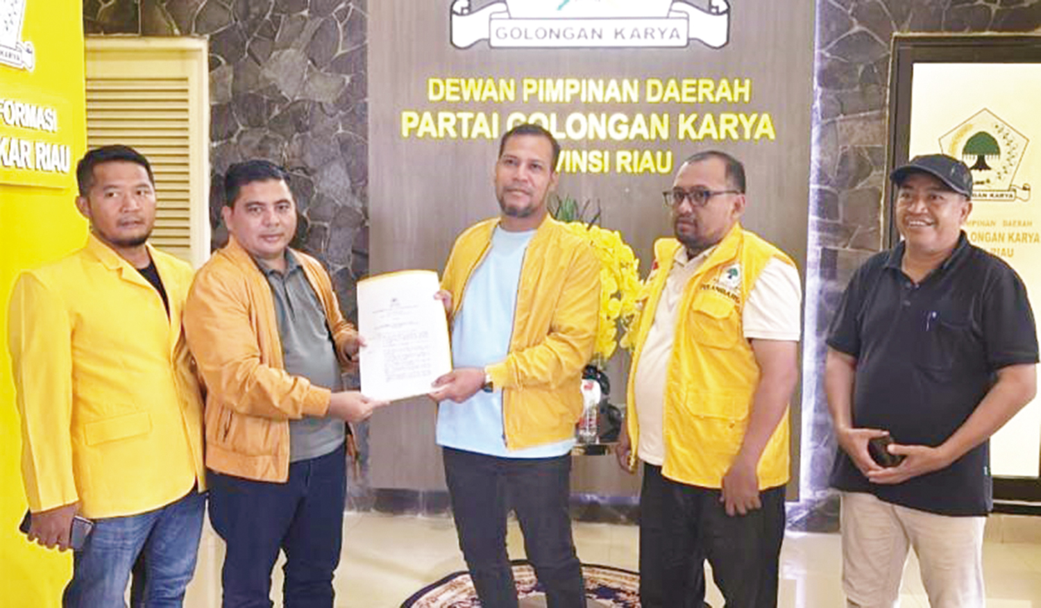 Wakil Ketua Bidang Organisasi, Keanggotaan, dan Kaderisasi (OKK) DPD Golkar Riau Nasaruddin menyerahkan SK Plt kepada Sekretaris OKK DPD Golkar Riau Ulil Amri, Ahad (2/11/2025).