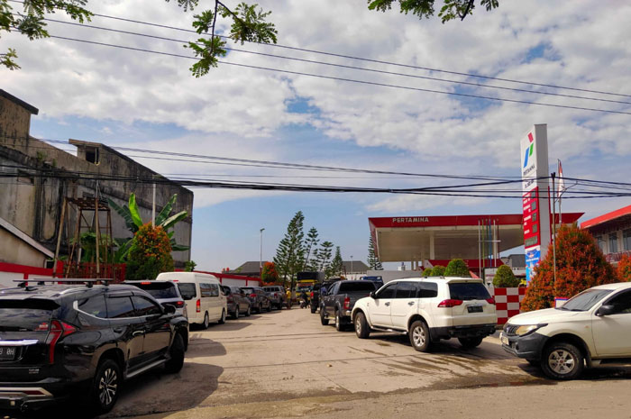 Kondisi antrean kendaraan berbahan bakar solar di salah satu SPBU di Jalan Dharma Bakti Pekanbaru, Senin (3/11/2025).