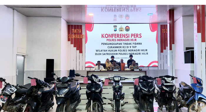 Kapolres Inhil AKBP Farouk Oktora didampingi Kasat Reskrim AKP Budi Winarko, Kapolsek Batang Tuaka Iptu Andrianto melakukan konferensi pers pengungkapan curanmor di aula Mapolres Inhil