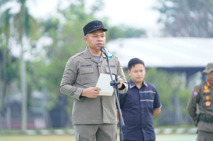 Gubri Abdul Wahid saat memimpin apel Satpol PP di lapangan kediaman Gubri, Senin (3/11/202).