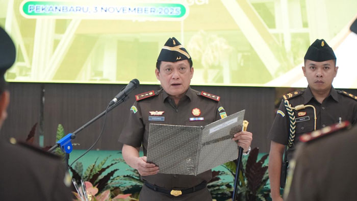 Kajati Riau Sutikno mengambil sumpah jabatan lima Kajari dan sejumlah pejabat pada Senin (3/11/2025)