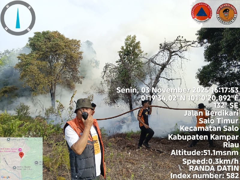 Tim gabungan memadamkan kebakaran lahan seluas kurang lebih 3,5 hektar di Desa Salo Timur, Kecamatan Salo didekat Stanum Resort, Senin (3/11/2025).