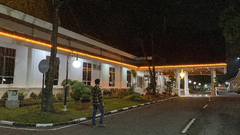 Suasana kediaman Gubri di Jalan Diponegoro Pekanbaru terlihat sepi setelah adanya informasi Gubri Abdul Wahid terjaring OTT KPK.
