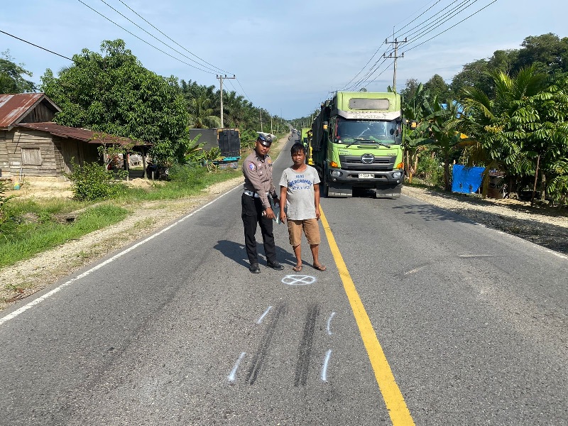 Personel Satlantas Polres Pelalawan melakukn olah TKP kecelakaan lalu lintas yang menyebabkan Kepala SMAN 1 Pangkalan Kuras mengalami luka serius.
