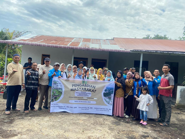 Dr.Hj Eva Sundari SE.,MM CRBC, QMA (tujuh kiri),  Arie Yusnelly SE.,MM (lima kiri) dan Yuliana Indah Sari SH,MH (tujuh kanan) foto bersama para petani saat kegiatanPKM di Rumah Madu Kelulut Nirwana