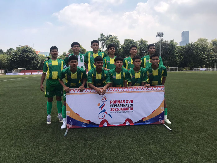 Pemain sepakbola Riau foto bersama sebelum bertanding melawan Banten dalam penyisihan Grup C Pekan Olahraga Pelajar Nasional 2025 di Lapangan Asiop Jakarta, Senin (3/11/2025).