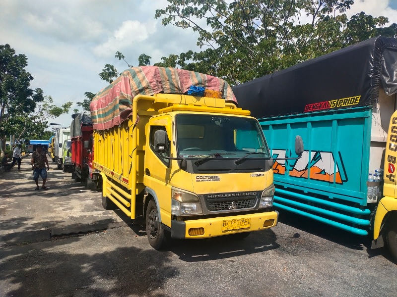 Mobil truk muatan TBS kelapa sawit mengantre selama tiga hari dan menunggu giliran untuk diseberangkan di dermaga Ro-Ro Air Putih Bengkalis, Senin (3/11/2025).