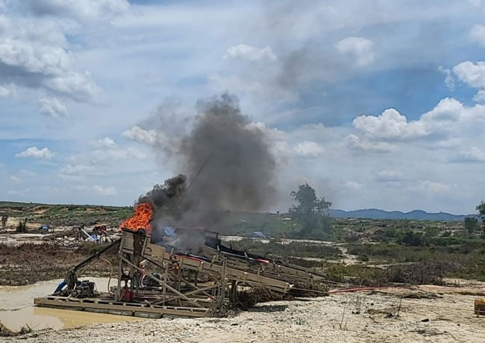 Rakit-rakit di Sungai Tanalo Desa Pantai Kecamatan Kuantan Mudik yang dibakar Polsek Kuantan Mudik, Senin (3/11/2025).