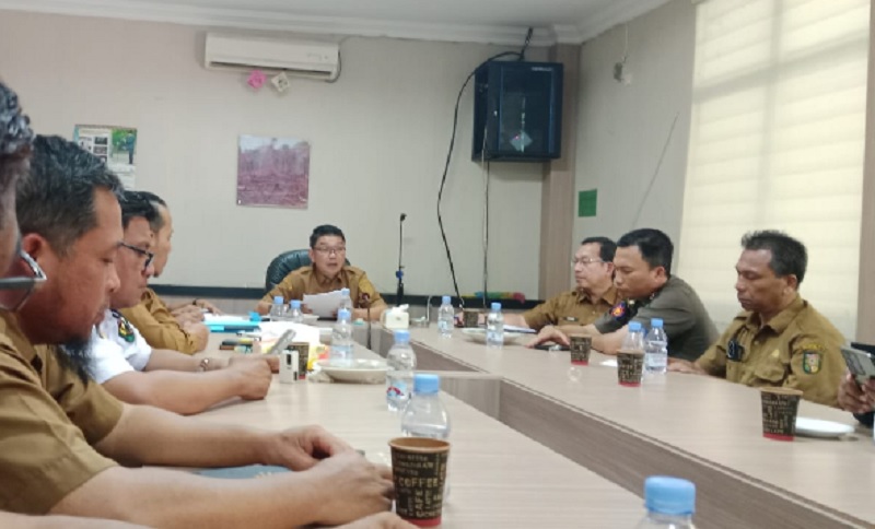 Asisten 1 Setda Kuansing yang juga Ketua Tim Pengawasan Terpadu Usaha Perkebunan Kelapa Sawit di Kuansing, dr H Fahdiansyah SpOg bersama tim memaparkan hasil temuan di PKS PT Gemilang Sawit Lestari.