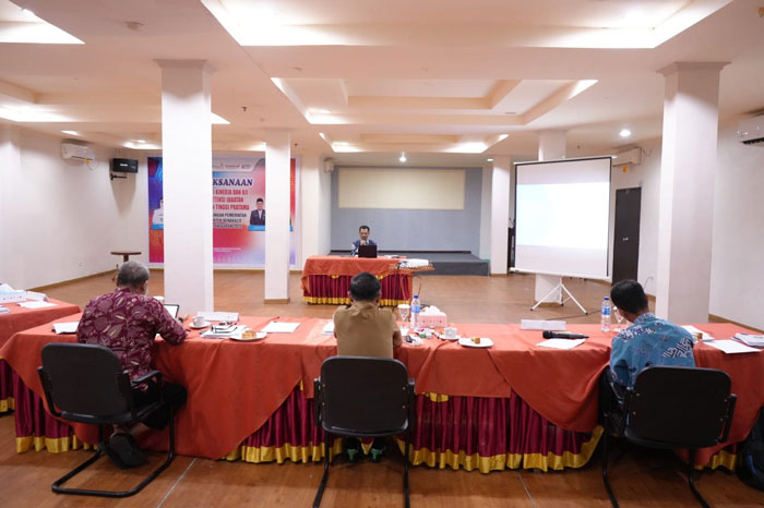 Sekwan DPRD Bengkalis Rafiatdi Ikhsan saat mengikuti uji kompetensi oleh tim penguji yang ditunjuk DKPP Bengkalis di aula Hotel Pantai Marina Senin (3/11/2025).