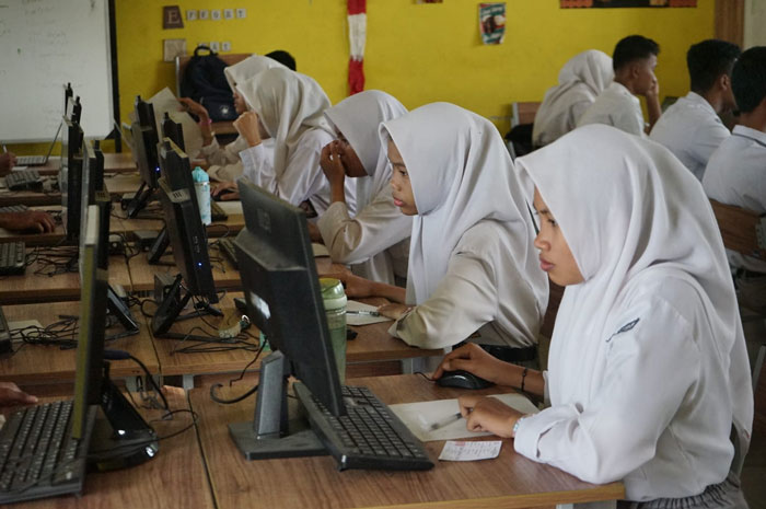 Sejumlah siswa mengikuti Ujian Tes Kemampuan Akademik (TKA) di SMAN 19 Pekanbaru, Senin (3/11/2025).
