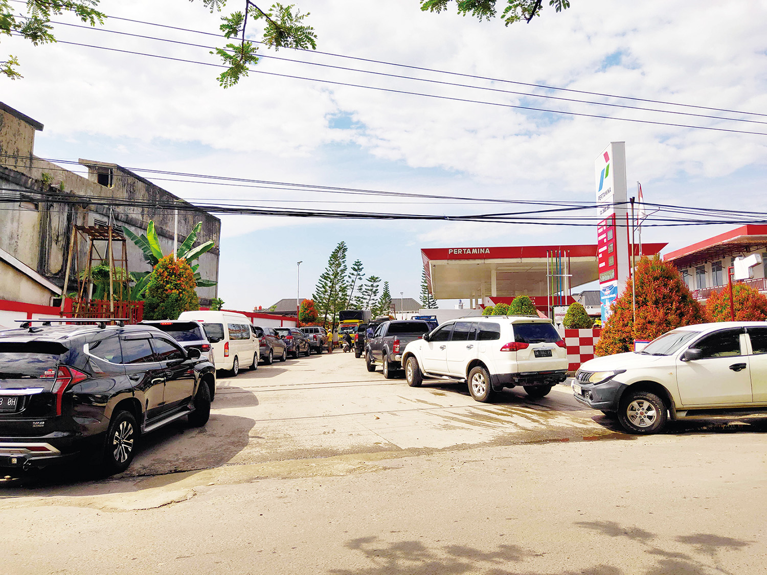 Kendaraan berbahan bakar solar mengantre di SPBU Jalan Dharma Bakti Pekanbaru, Senin (3/11/2025).