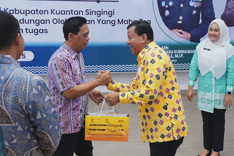 Bupati Kuansing Dr H Suhardiman Amby memberikan ucapan selamat datang pada Kajari Kuansing yang baru, Mohammad Harun Sunadi saat ramah tamah, di Pendopo rumah dinas jabatan bupati, Selasa (4/11/2025).