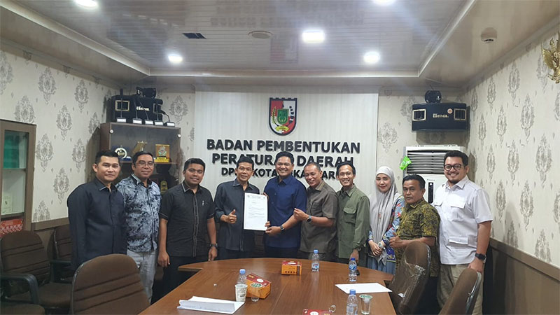 Ketua Fraksi Partai Golkar DPRD Kota Pekanbaru Roni Amriel menyerahkan dokumen inisiatif Ranperda Pengelolaan Drainase dan Air Permukaan ke Bapemperda, Senin (3/11/2025).