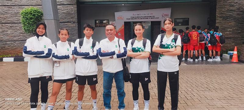 Regu putri Riau Choirunnisa, Sriani, Mitha Asmara, Anjani Salsabilla, dan Nurvika Alyadi foto bersama Kadispora Riau Yurnalis sebelum berlaga di final, Selasa (4/11/2025).