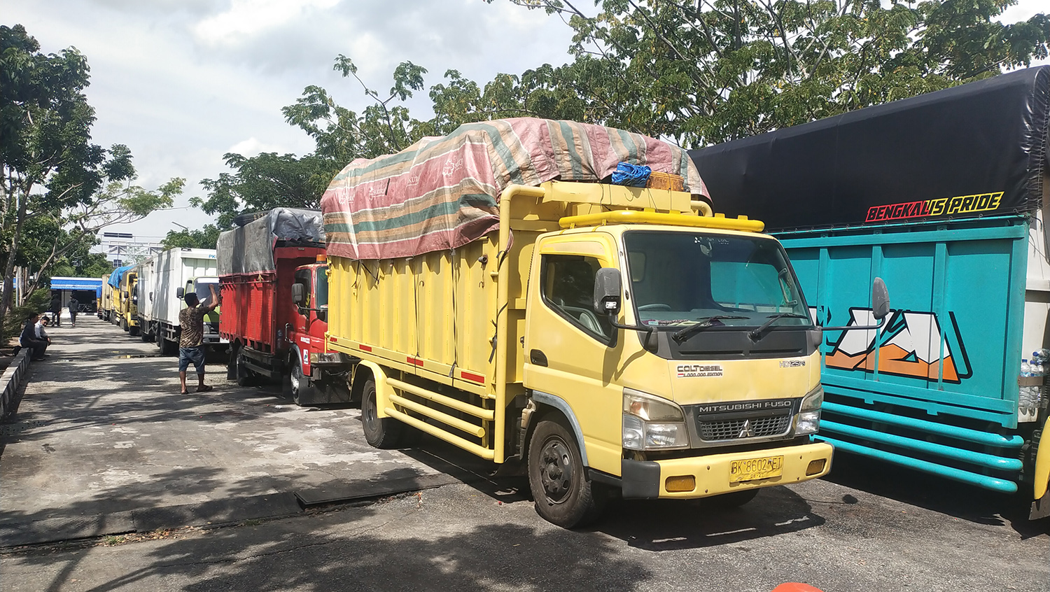 Sopir truk bermuatan sawit menunggu untuk bisa menyeberang setelah tiga hari antre di Dermaga Ro-Ro Air Putih, Bengkalis, Senin (3/11/2025).