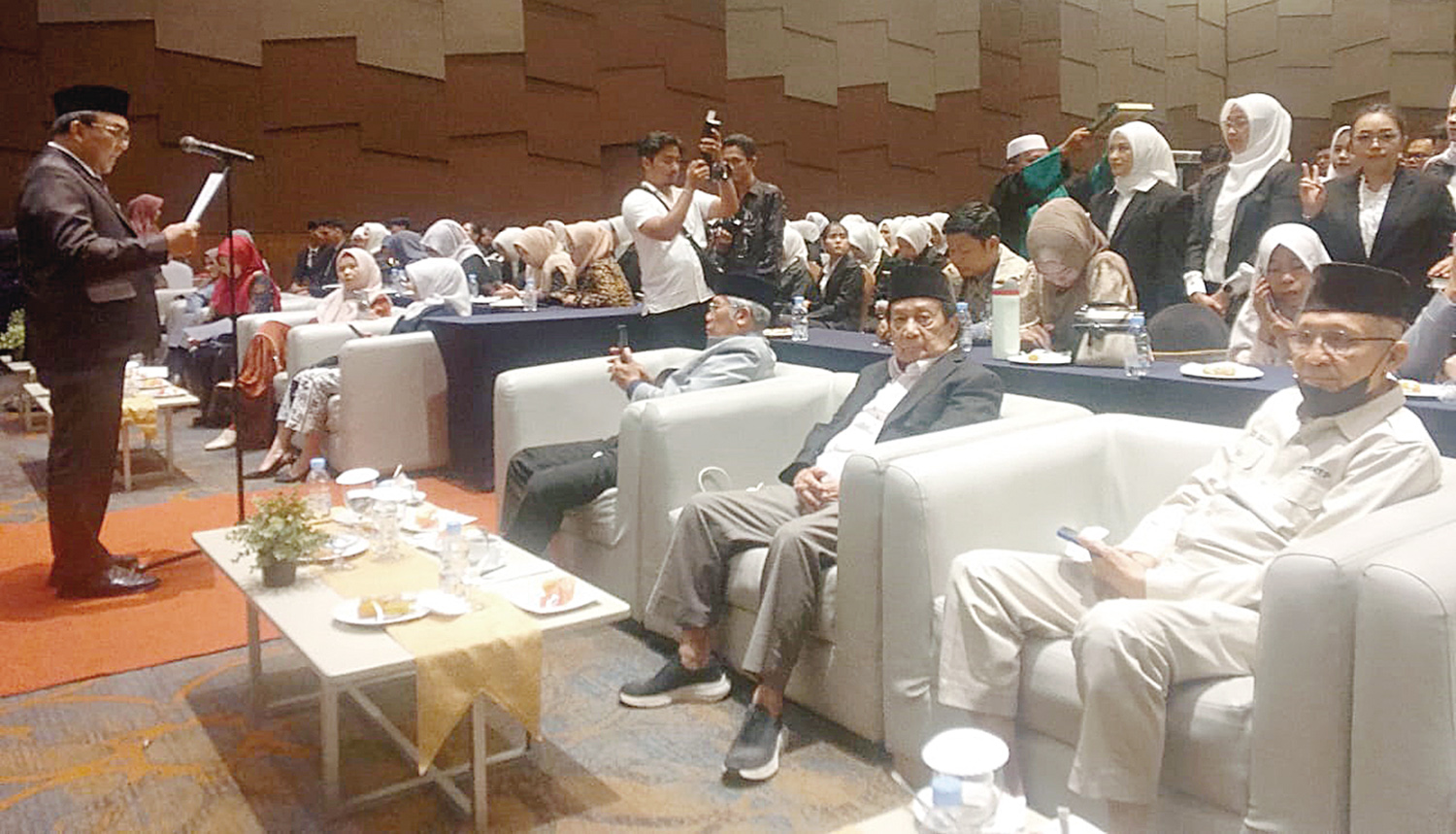 Suasana yudisium dan angkat Sumpah Universitas Hang Tuah Pekanbaru di Hotel Prime Park Pekanbaru, Senin (3/11/2025).
