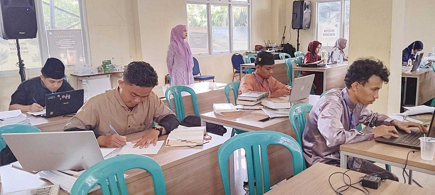 Para peserta mengikuti lomba MTQ ke-57 Pekanbaru cabang Makalah Karya Tulis Ilmiah Al-Qur&rsquo;an di SMP Madani Pekanbaru, Senin (3/11/2025).