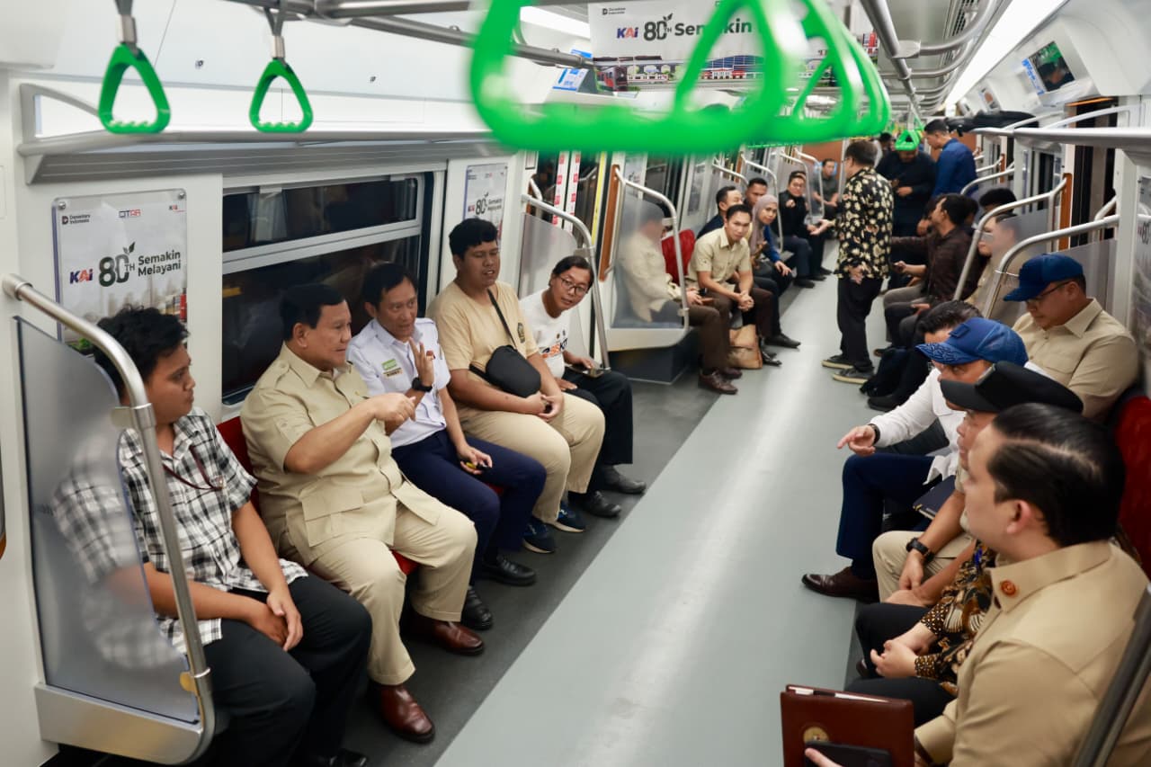 Presiden Prabowo mencoba naik kereta api usai meresmikan Stasiun Tanah Abang Baru di Jakarta, Selasa (4/11/2025).