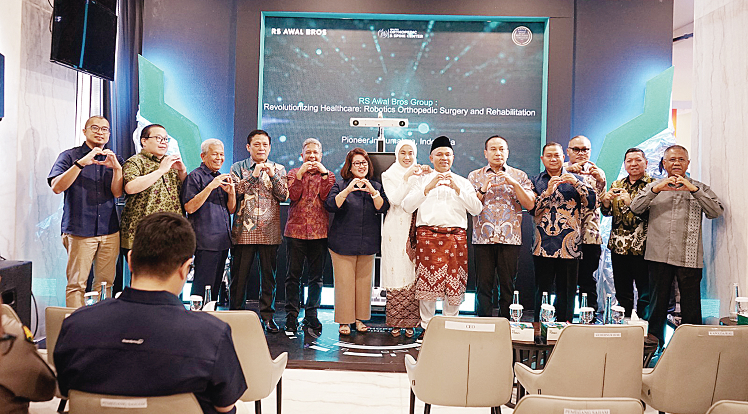 Manajemen Awal Bros foto bersama dalam peluncuran layanan Robotic Orthopedic Surgery guna mewujudkan komitmen peningkatan layanan medis RS Awal Bros.