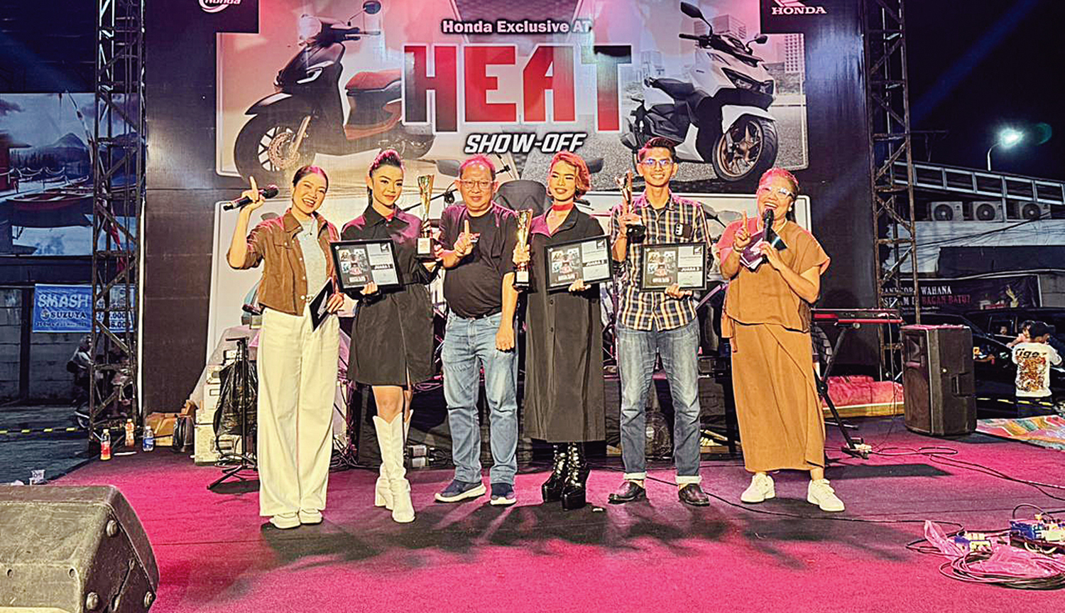 MC dan para pemenang lomba Honda Exclusive at Heat Show-Off, Capella Honda berfoto bersama di sela acara yang berlangsung meriah di Suzuya Plaza Bagan Batu, akhir pekan lalu.