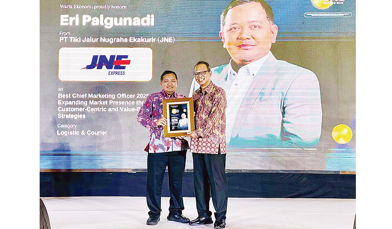 SVP Marketing Group Head JNE Eri Palgunadi menerima penghargaan sebagai Best Chief Marketing Officer (CMO) Award 2025  yang diserahkan CEO and Chief Editor Warta Ekonomi Group Muhamad Ihsan di Jakarta, belum lama ini.