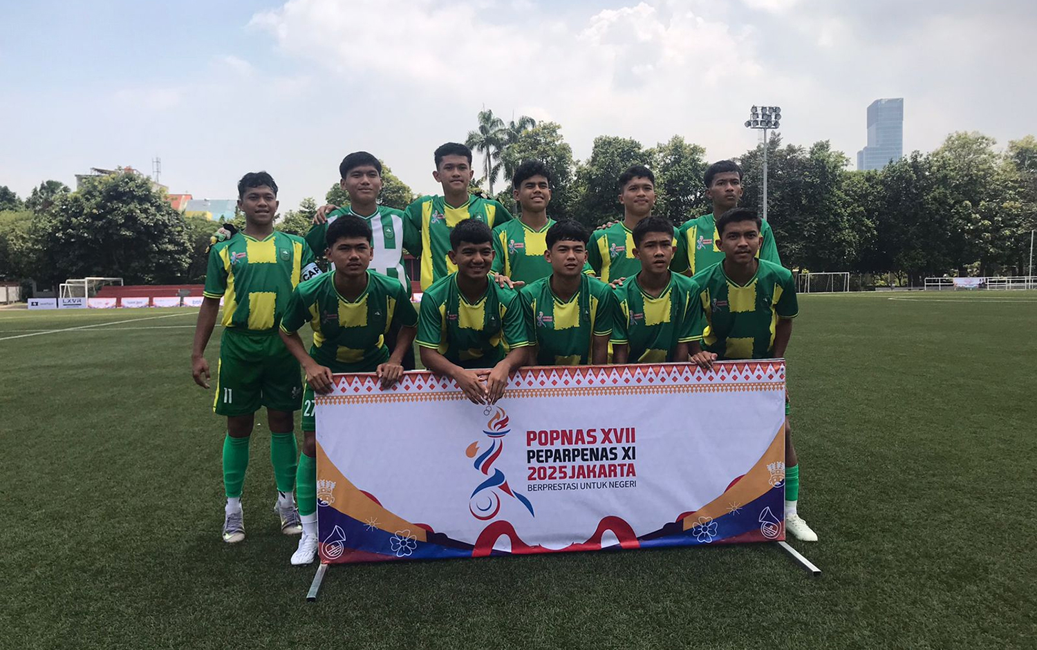 Pemain sepakbola Riau foto bersama sebelum bertanding melawan Banten dalam penyisihan Grup C Pekan Olahraga Pelajar Nasional 2025 di Lapangan Asiop Jakarta, Senin (3/11/2025).