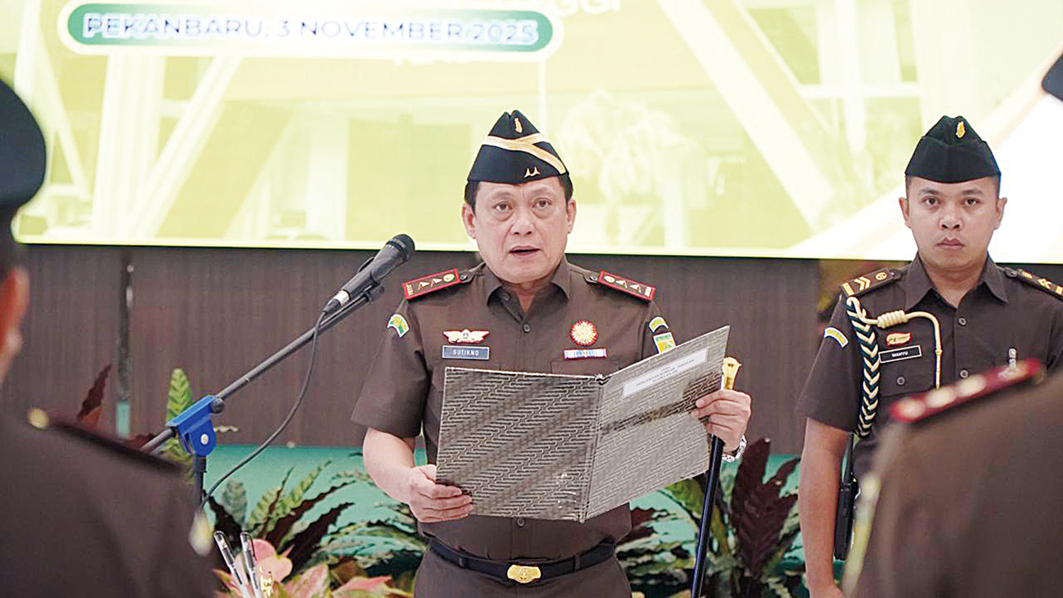 Kajati Riau Sutikno mengambil sumpah jabatan lima Kajari dan sejumlah pejabat Kejati Riau pada Senin (3/11/2025).