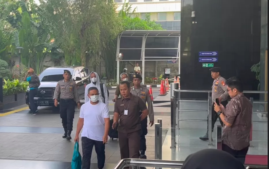 Gubernur Riau Abdul Wahid tiba di Gedung Merah Putih KPK, Jakarta, Selasa (4/11/2025).