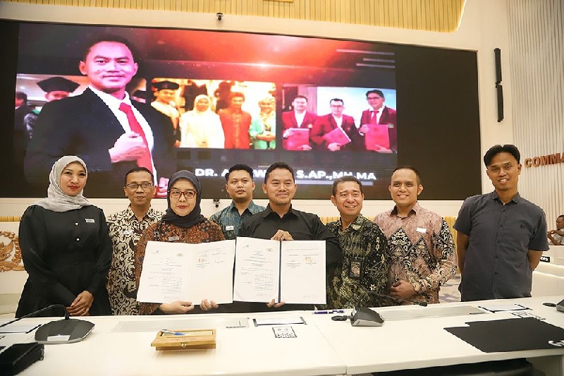 Ketua KWP, Dr. Ariawan (kanan) dan Rektor Universitas Paramadina, Prof. Iin Mayasari bersama civitas dan pengurus KWP usai menandatangani kerja sama beasiswa khusus wartawan parlemen.
