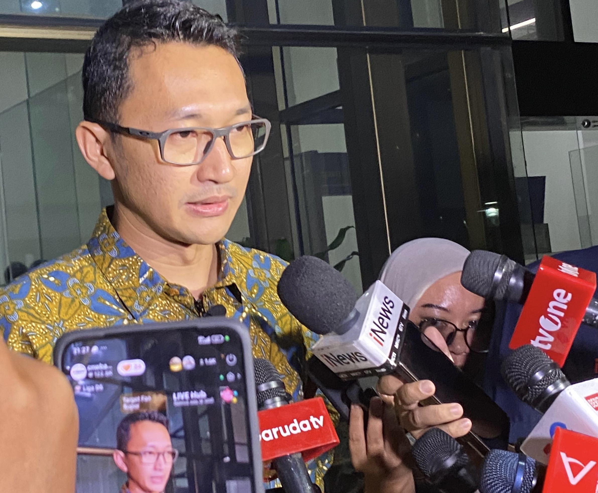Jubir KPK Budi Prasetyo memberikan keterangan terkait OTT di PUPR Riau yang menyeret Gubri Abdul Wahid, Selasa (4/11/2025) malam di Gedung Merah Putih, Kuningan, Jakarta.