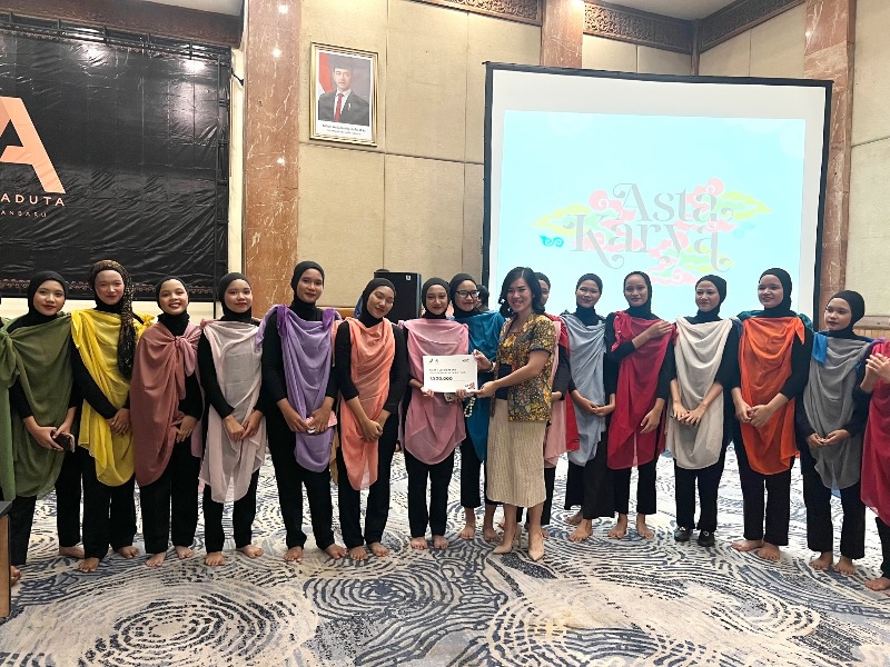 General Manager Aryaduta Pekanbaru, Asni Alexia Lim menyerahkan hadiah kepada pemenang lomba drama teater Putri Kaca Mayang yang menjadi rangkaian acara Astakarya 2025, di Aryaduta Pekanbar.