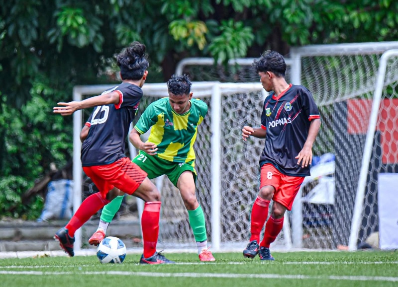 Pemain Riau berusaha melewati adangan pemain lawan dalam laga Popnas 2025 di Lapangan Tugu Jakarta Utara, Selasa (4/11/2025).