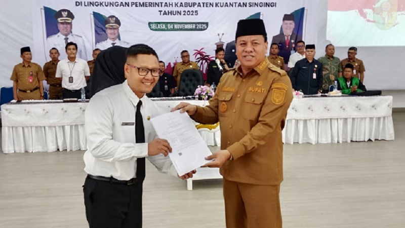 Bupati Kuansing, Dr H Suhardiman Amby MM menyerahkan secara simbolis SPMT CPNS Kuansing, Selasa (4/11/2025) di Pendopo Rumah Dinas Jabatan Bupati.