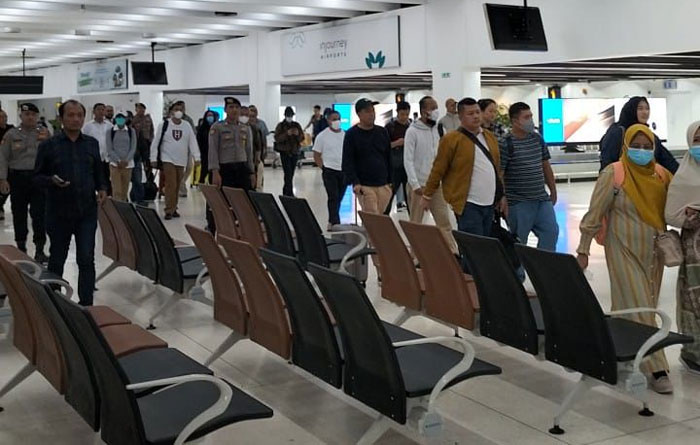 Gubri Abdul Wahid dan pejabat pemprov tiba di Bandara Soekarno Hatta di Jakarta, Selasa (4/11/2025).