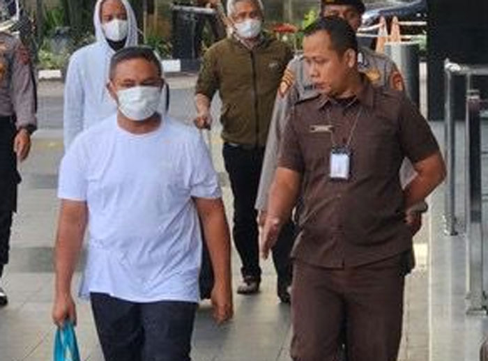 Gubernur Riau Abdul Wahid pakai kaos putih dan masker tiba di gedung KPK RI Jakarta,  Selasa (4/11/2025) pagi sekira pukul 09.40 WIB.