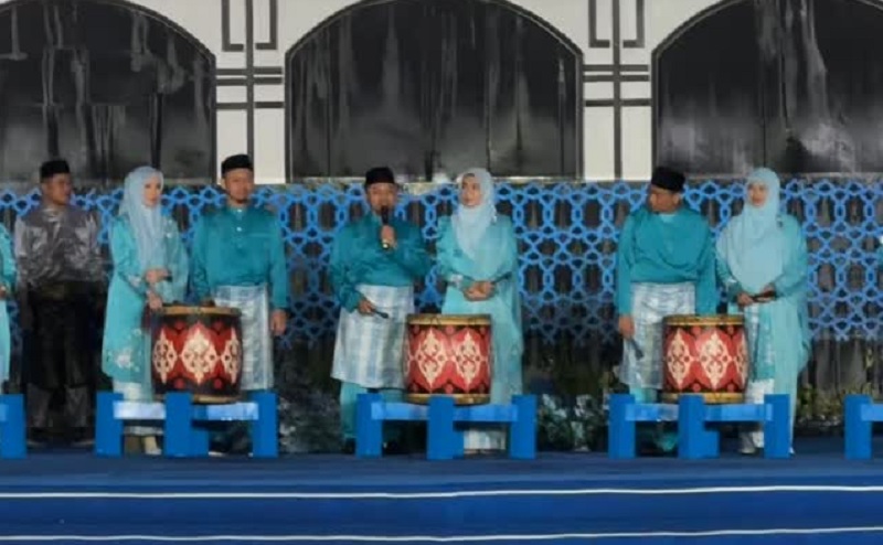 Gubernur Riau Abdul Wahid bersama istri (tengah) membuka perlombaan MTQ di Pekanbaru Ahad (2/11/2025) sebelum terjaring OTT KPK.