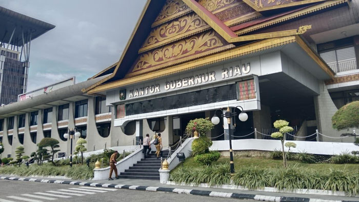 Suasana kantor Gubernur Riau di Jalan Sudirman Pekanbaru masih berjalan normal, Selasa (4/11/2025)