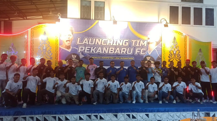 Skuad Pekanbaru FC bersama Wali Kota Pekanbaru, Agung Nugroho pada peluncuran tim dan jersey pada Senin (3/11/2025) malam, di kediaman Wali Kota Pekanbaru Agung Nugroho, Jalan A Yani Pekanbaru.
